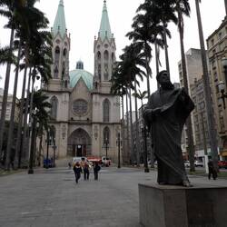 Municipal Cathedral mit der Statue von São Paulo
