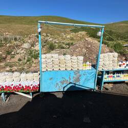 Kurut, der kirgisische Snack aus gesalzener Milch und Kuruz, fermentierte Stutenmilch, gibts überall