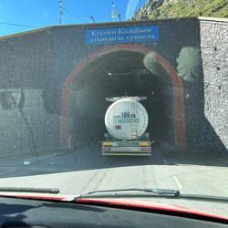 Eingang zum Tunnel am Töö Pass. Eng, ohne Abluft, aber immerhin asphaltiert und beleuchtet.