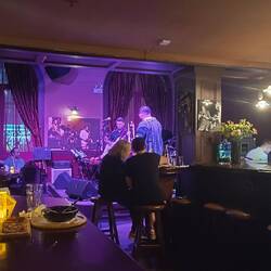 Ambiance art déco dans un bar jazz, au diapason du Bund