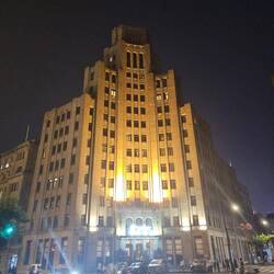 Notre hôtel! Idéalement situé à quelques mètres des quais! On se croirait à Gotham