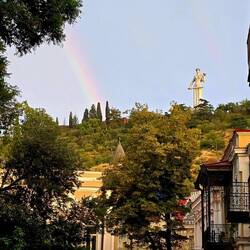 Die Kartlis Deta (Mutter Georgiens) mit Regenbogen