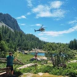 ... mit Heli im Anflug zur nahen Berghütte.