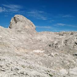 Durch diese Steinwüste geht der Pfad. Zum Glück gut markiert!