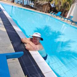 Fox laxing in the pool, he's getting the hang of this holiday lark 😂