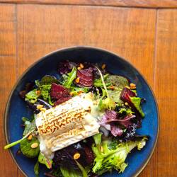 Warme Geissechãs uf Randesalat