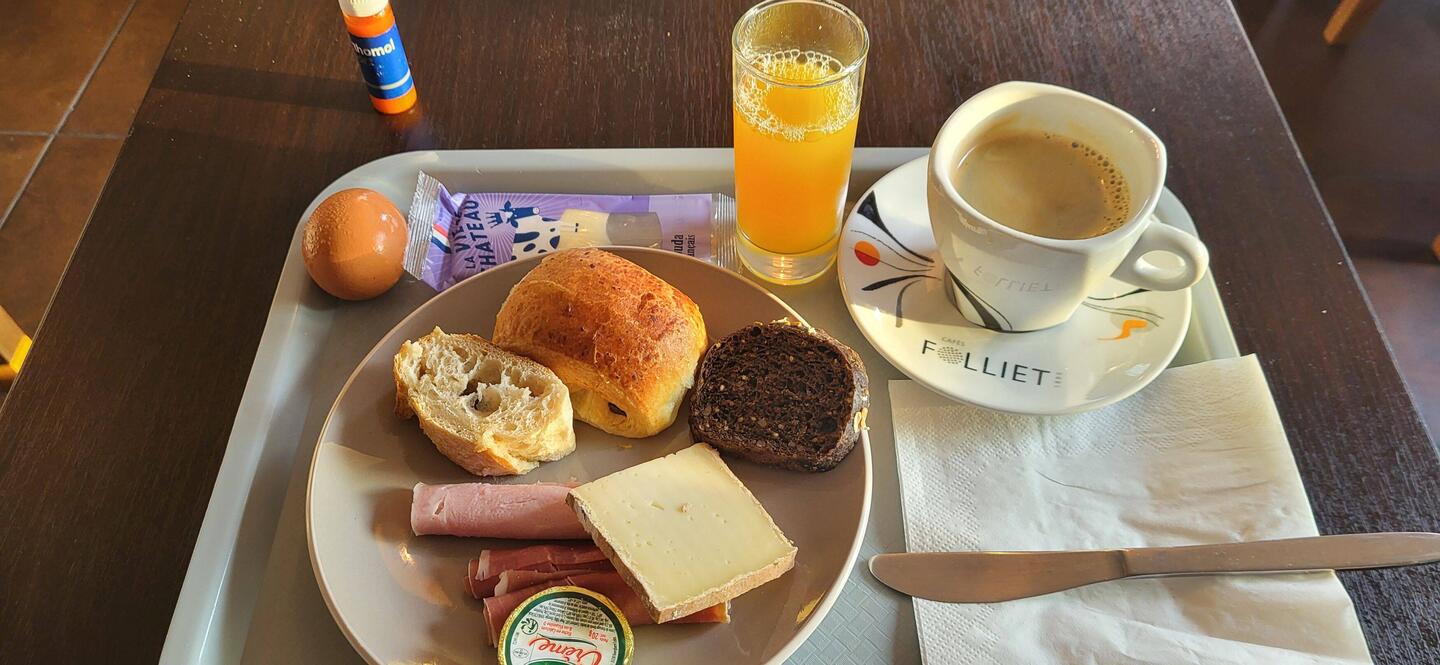Petit dejouner, mit Frühstück haben Sie es hier nicht so. Aber ausreichend.