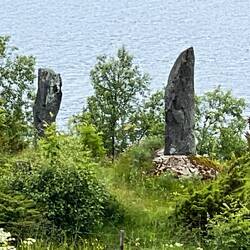 Gedenksteine bei Elgsnes