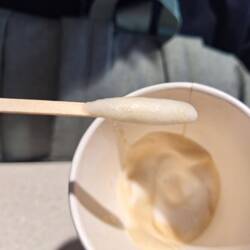 Es gibt Massen von Milchschaum aber keinen Löffel. Also mit Stäbchen. Italienisch-asiatisch.