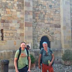 Aan de toeristische dienst treffen we iemand die ons wil fotograferen.