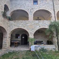 Daar onder die boog gaan we lekker eten.