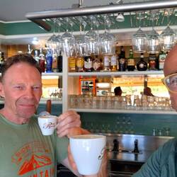 Een koffiestop met Odd. Zalig de Italiaan uithangen en staande espresso slurpen.