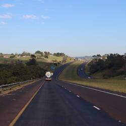 Zunächst geht es auf einem breiten Highway zügig voran...