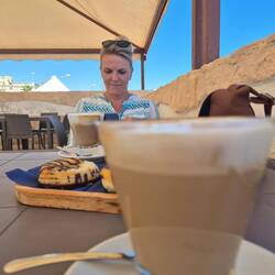 Cappuccino & Donut im Hafen von Bari