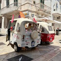 TukTuks fahren herum und bieten Stadttouren an