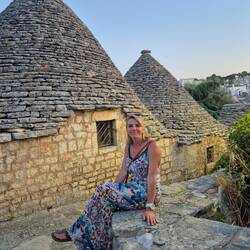 Lisi sitzend vor Trullis