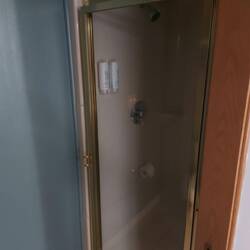Die Dusche, die Ecke rechts gehörte noch dazu.