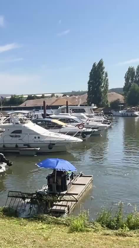 Wasserstraßenreinigung in der Marina