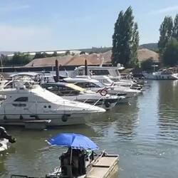 Wasserstraßenreinigung in der Marina