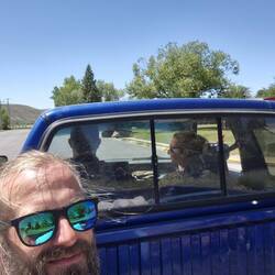 Nicht sehr verkehrssicher, aber dafür echt amerikanisch: hinten im Pickup