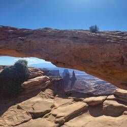 Auch in Canyonlands gibt es Arches. Hier ein besonders schöner, der die Aussicht wunderbar einrahmt