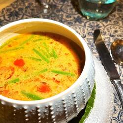 Typische balinesische Suppe mit Fisch- und Meeresfrüchte-Einlagen