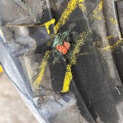 Erfolgreiche Suche nach einem Reparaturbetrieb: das Loch im Reifen wurde von aussen geflickt