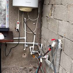 Mit den Installationen können sich glaube ich noch ein bisschen verbessern. Aber die Dusche tut