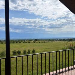 Phänomenal Blick auf das Tal und die Berge des Kaukasus