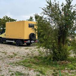 sie machen eigene Wein, Konfitüre und Brennschnaps