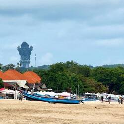 Riesige Statue Garuda Wisnu Kencana