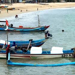 ...und mit einem kleinen Boot aufs Meer hinaus zum grossen Schiff transportiert