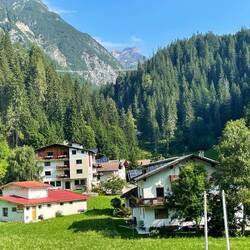 Holzgau mit Hängebrücke (hinten)