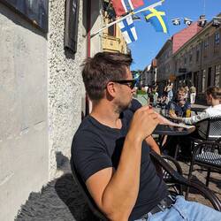 Ein letztes Mal relaxen und Cappuccino genießen ☕ Oder hat der Herr ein Kaltgetränk erblickt? 🍺🙈