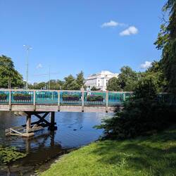 Grüne Seite der Stadt. 🌿 Königspark durch den sich ein Kanal schlängelt