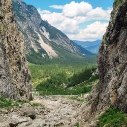 Nach ruppigem Abstieg gehts angenehm zur Berghütte.