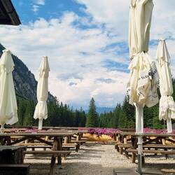 Nach dem Gewitter ist die Terrasse leergefegt!