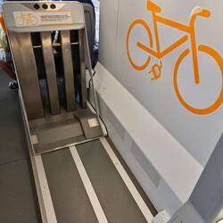 Mit Ladestation für E-Bike im Zug