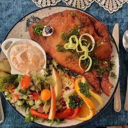 Fisch nach Zarenart mit Würz-Smetana, Salat - das ist Filet im Teigmantel