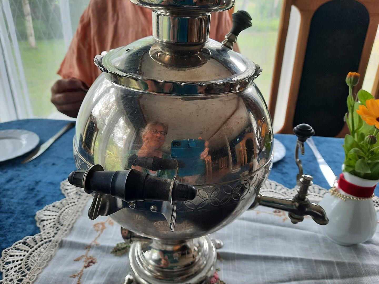 Auf jedem Tisch steht ein Samowar