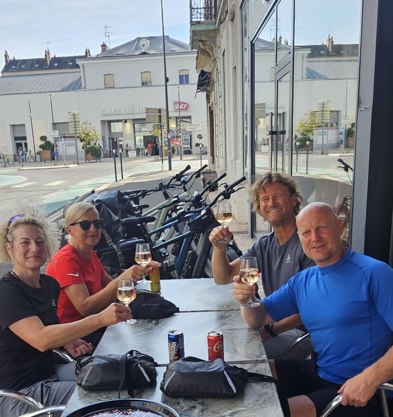 Nach 12 Stunden Auto- und 2 Stunden Zugfahrt...Santé!