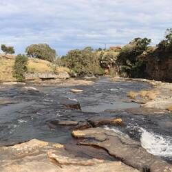 ...kann man den Fluss an einer flachen Stelle durchqueren