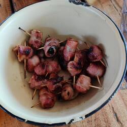 ...es gibt Kirschen im Speckmantel...