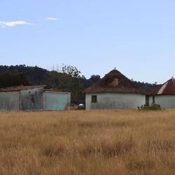 Das nahegelegene Dorf ist ziemlich ärmlich...