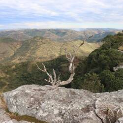 Ich gehe am Vormittag zu Fuß zum Magwa-Wasserfall