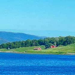 Unsere Hütte von der Fähre gesehen