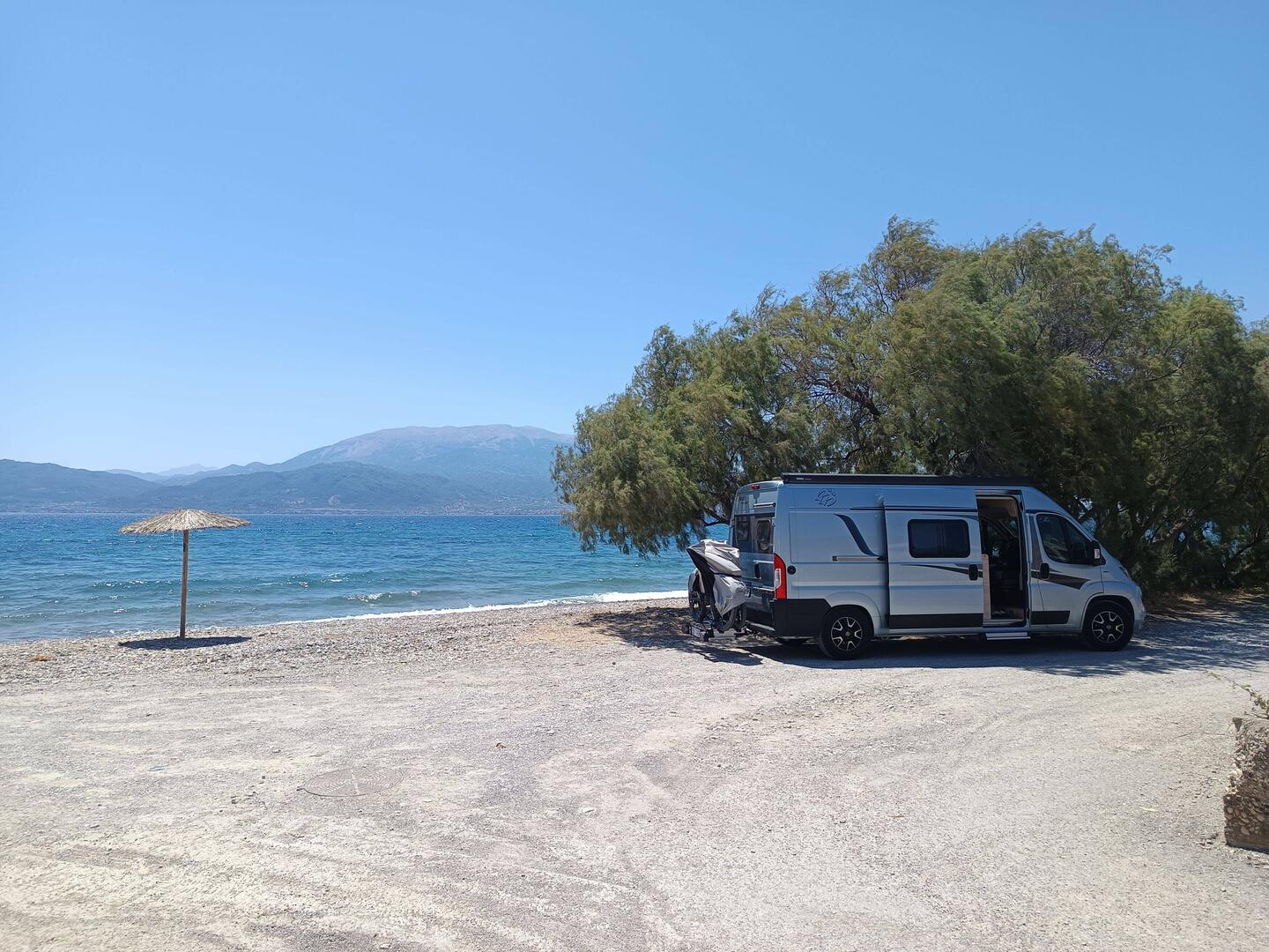 Frühstück am Kiesstrand bei Patras.