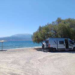 Frühstück am Kiesstrand bei Patras.