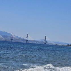 Im Hintergrund die Brücke zwischen Patras (Peloponnes) und dem Festland