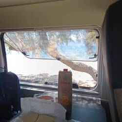 Frühstück an einem Kiesstrand bei Patras